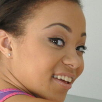 Adriana Maya Nøgen