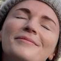 Aisling Bea Nøgen