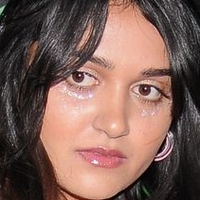 Ariela Barer Nøgen