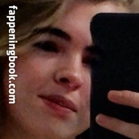 Benee Nøgen