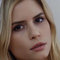 Carlson Young Nøgen