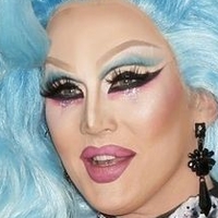 Charlie Hides Nøgen