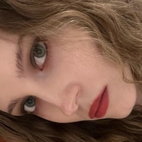 Danielle Poser Nøgen