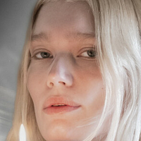 Dottirmodel Nøgen