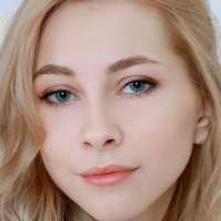 Emily Cade Nøgen