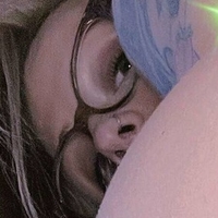 Emily Tokes Nøgen