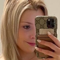 Feliz Nicole Nøgen