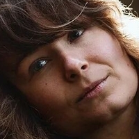 Hannah Assil Nøgen