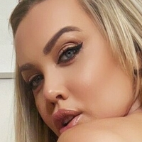 Hannah Martin Nøgen