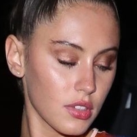 Iris Law Nøgen