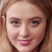Kathryn Newton Nøgen