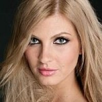 Laura Karnyaczki Nøgen
