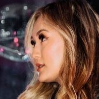 Lauren Riihimaki Nøgen