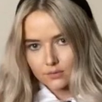 Lily Hollands Nøgen