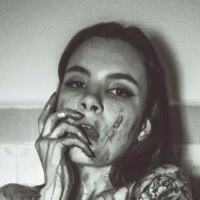 Liz Oliver Nøgen