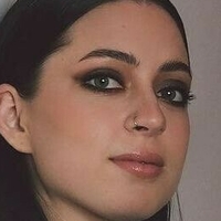 Lizzy McAlpine Nøgen
