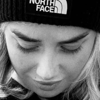 Mia Brodrick Nøgen