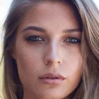 Naomi Holt Nøgen