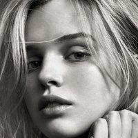 Odessa Young Nøgen