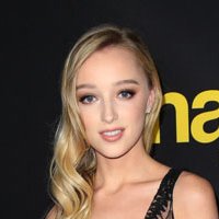 Phoebe Dynevor Nøgen