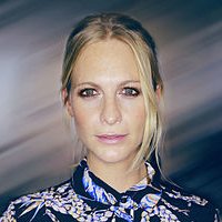 Poppy Delevinge Nøgen
