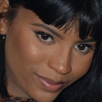 Renell Medrano Nøgen