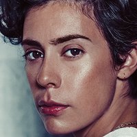 Roberta Colindrez Nøgen