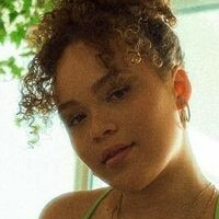 Tahani Anderson Nøgen